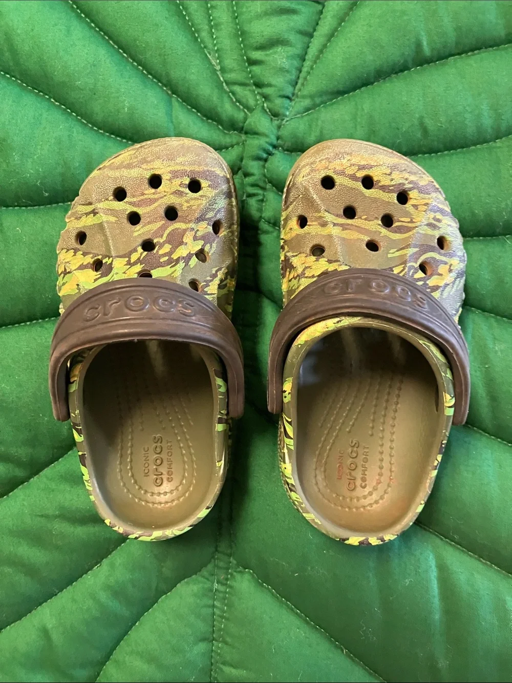 Crocs camo kids size C7, green and black camo.